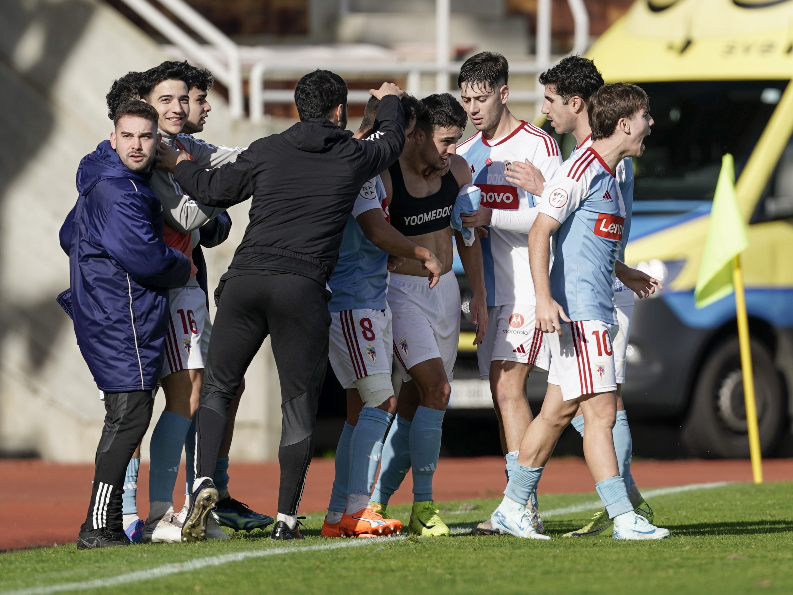 Ocaña, sin camiseta, es felicitado luego de marcar el gol que valía el empate para el Compostela (N. Castaño)