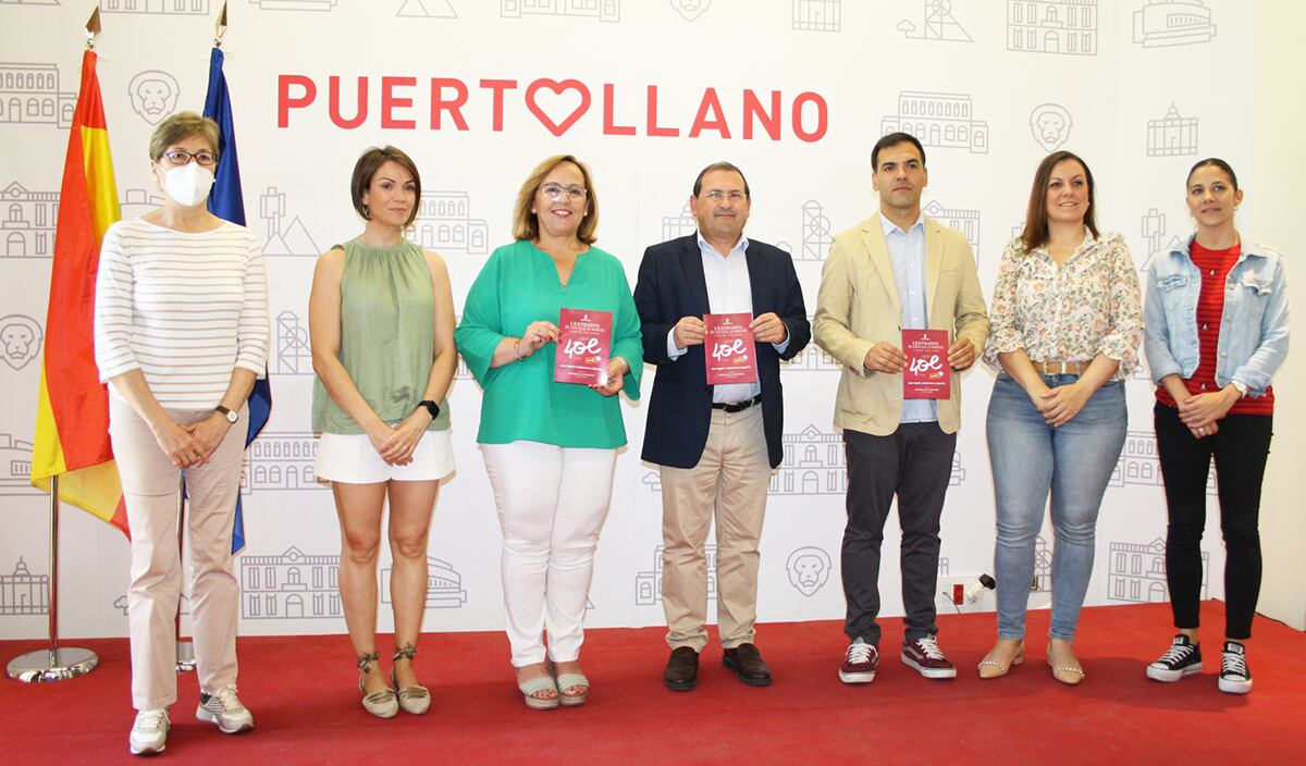 Carmen Olmedo presenta las actividades del Día de Castilla-La Mancha junto al alcalde y varios miembros del equipo de gobierno de Puertollano