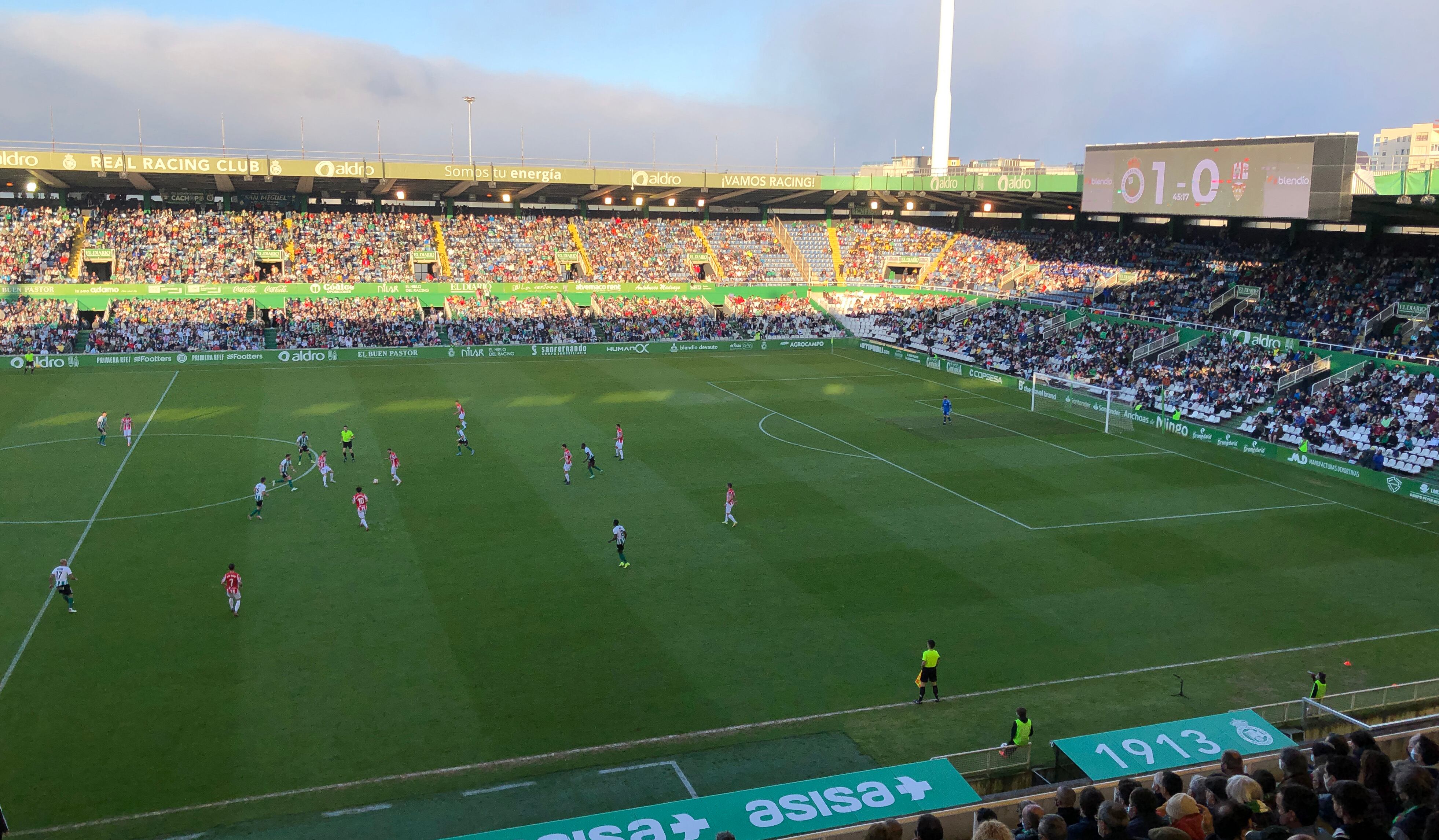 Casi 14.000 personas en las gradas del Sardinero. / UDL