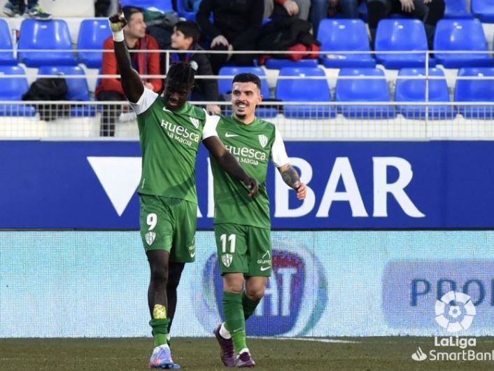 Samuel Obeng celebra su primer gol con la camiseta de la SD Huesca