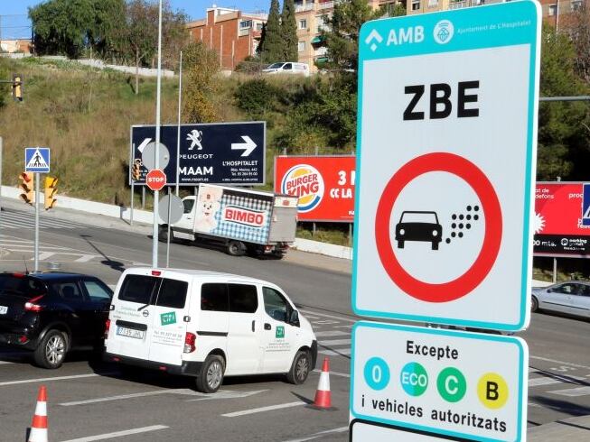 Señal de la Zona de Bajas Emisiones a la salida de una ronda de Barcelona