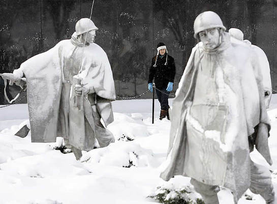 Una tardía tormenta invernal cubrió hoy de nieve la región nororiental de Estados Unidos, lo que obligó al cierre de colegios y causó retrasos y cancelaciones de cientos de vuelos.