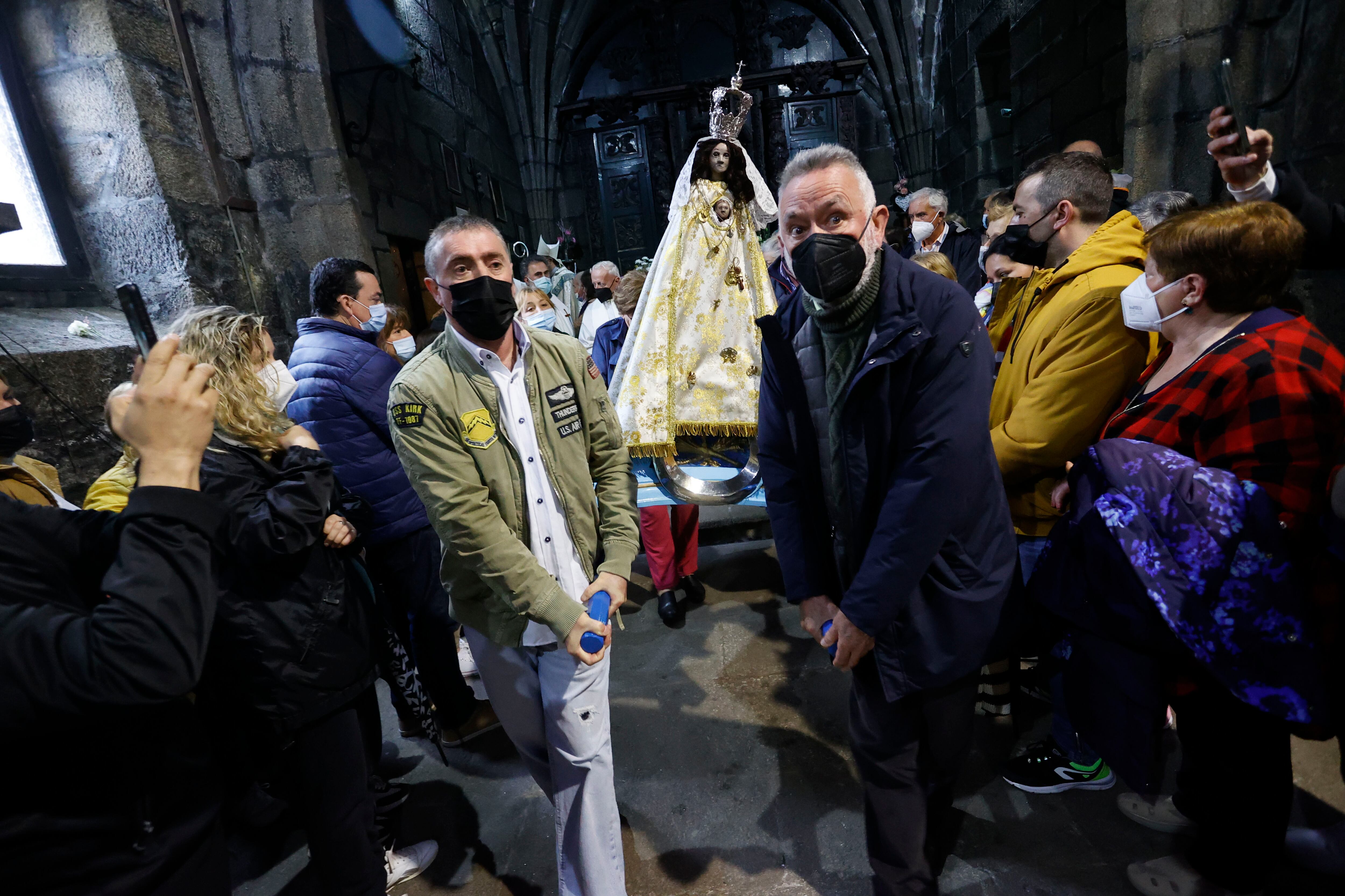 FERROL, 18/04/2022.- Varias personas acuden a la romería de Chamorro, tres años después de su última edición en Ferrol. La histórica romería de Chamorro se celebra en honor a la virgen del Nordés, patrona de la ciudad, en el lunes de Pascua, festivo local e inicio del calendario festivo de la primavera tras la Semana Santa. EFE/ Kiko Delgado