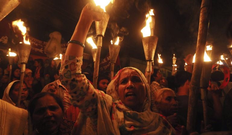 Varios supervivientes y familiares de las víctimas del accidente industrial en la ciudad india de Bhopal portan antorchas durante una marcha por el trigésimo aniversario de la tragedia, en Bhopal