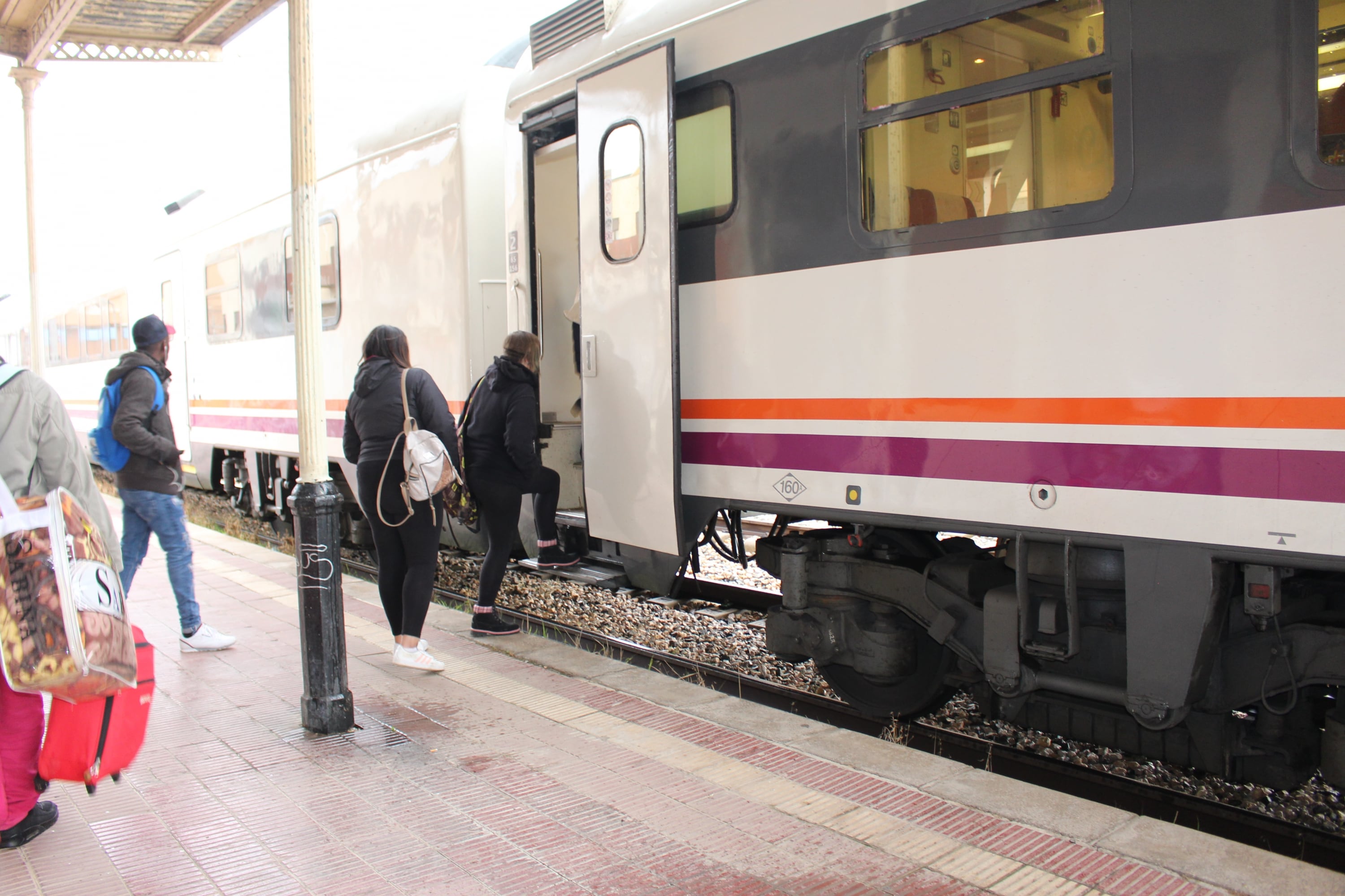 Pasajeros suben a un tren en Binéfar