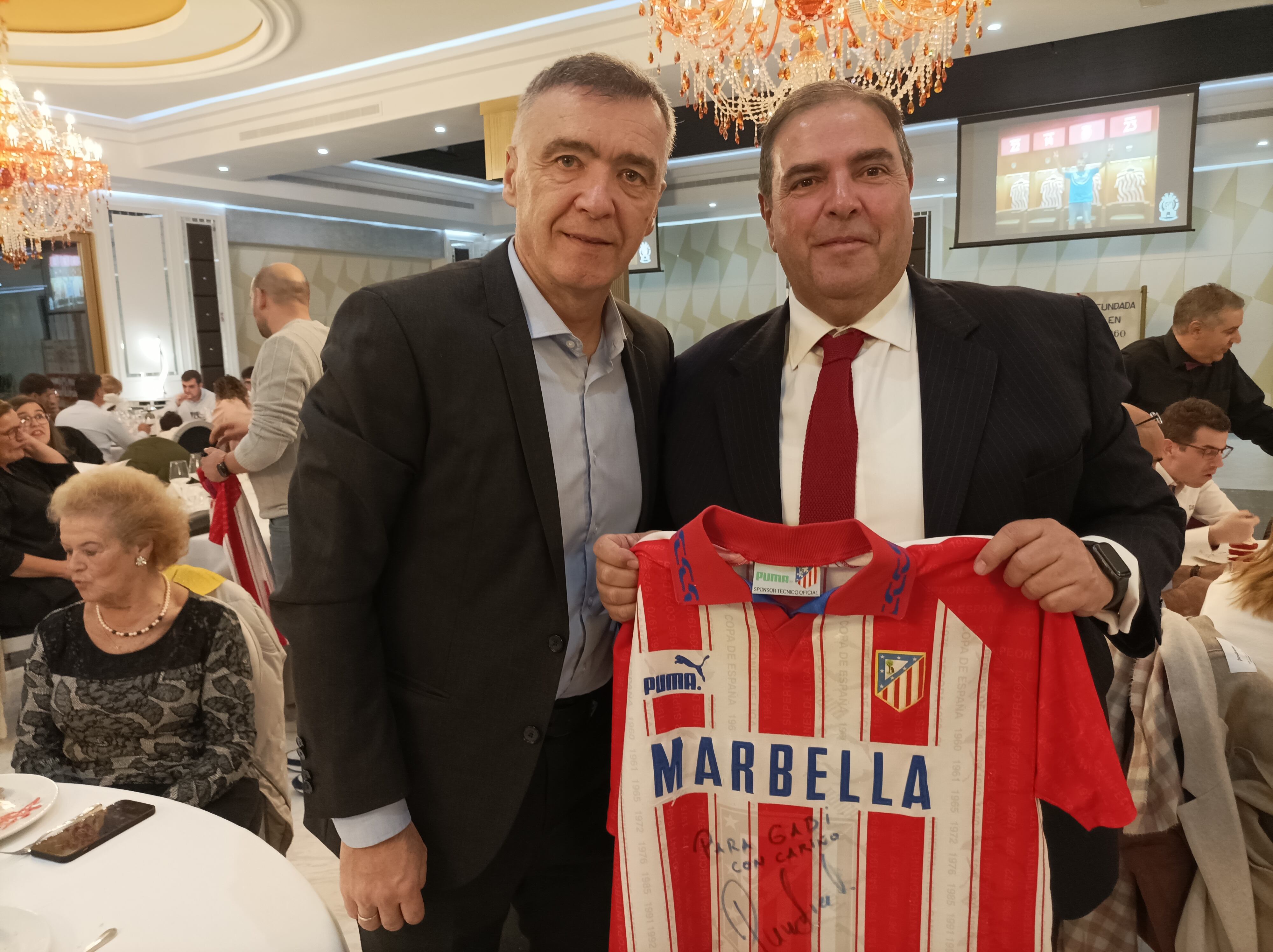 Pántic firma una camiseta del Atlético al presidente de la Peña de Talavera Gabriel Godoy