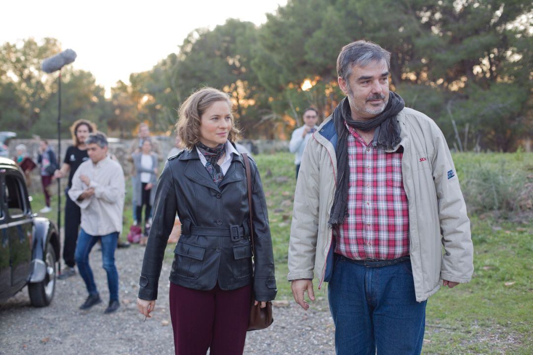 José Antonio Hergueta durante el rodaje de Paraíso en Llamas, junto a la actriz Ana del Arco.