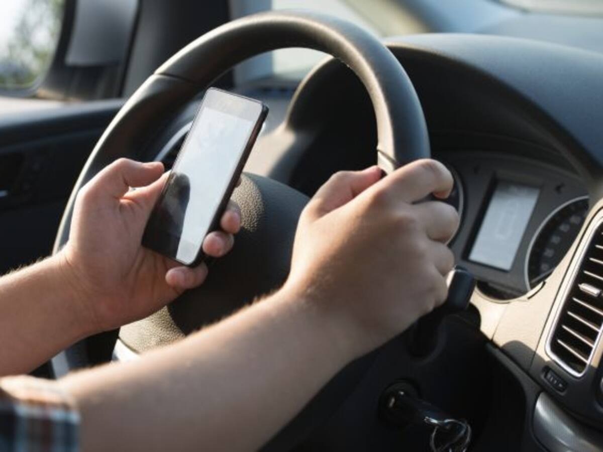 Un de cada quatre conductors reconeix que utilitza el mòbil mentre condueix