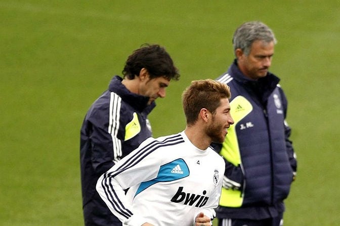 Ramos, ante Mourinho y Karanka, durante un entrenamiento