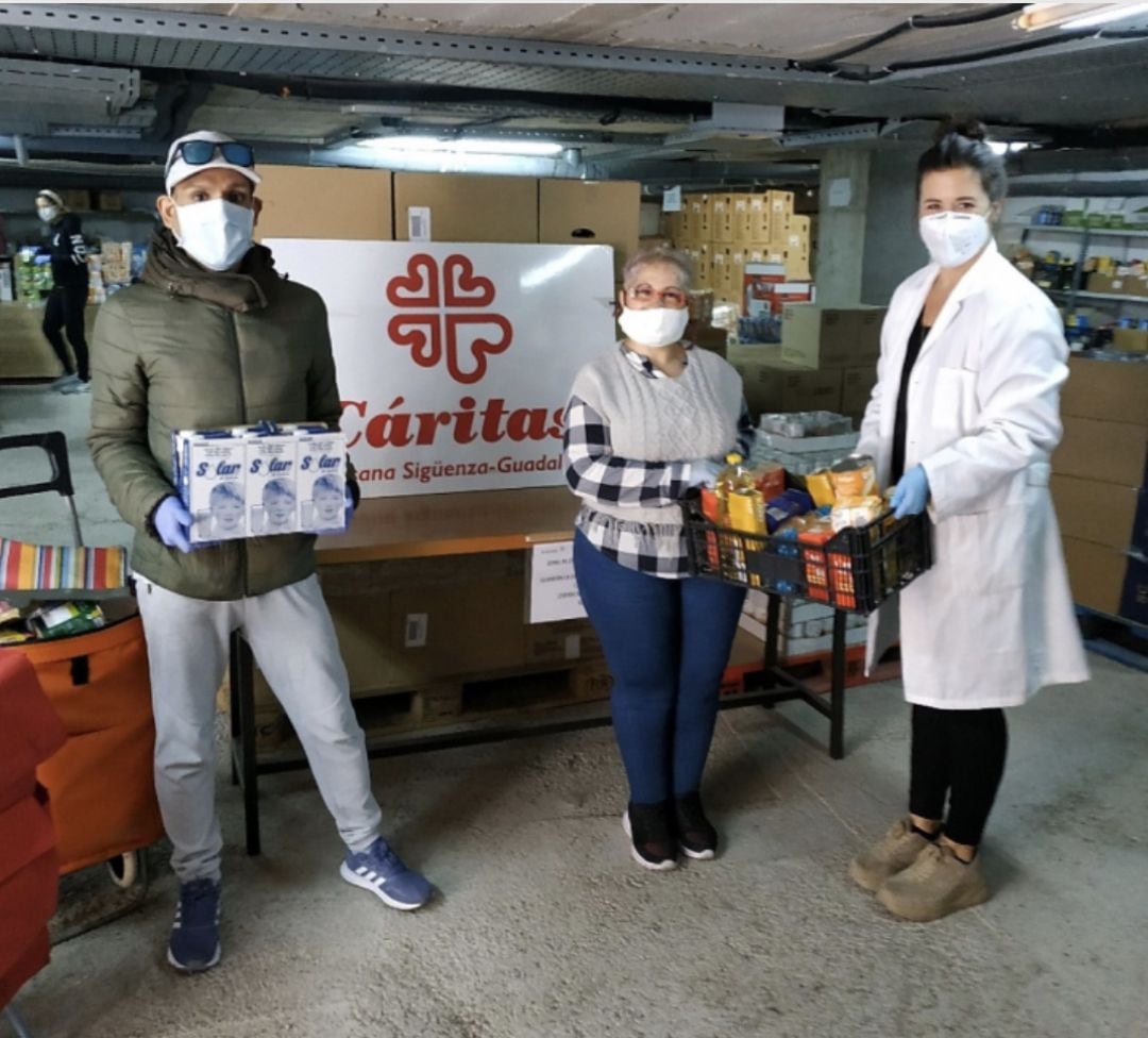 Entrega alimentos a Cáritas