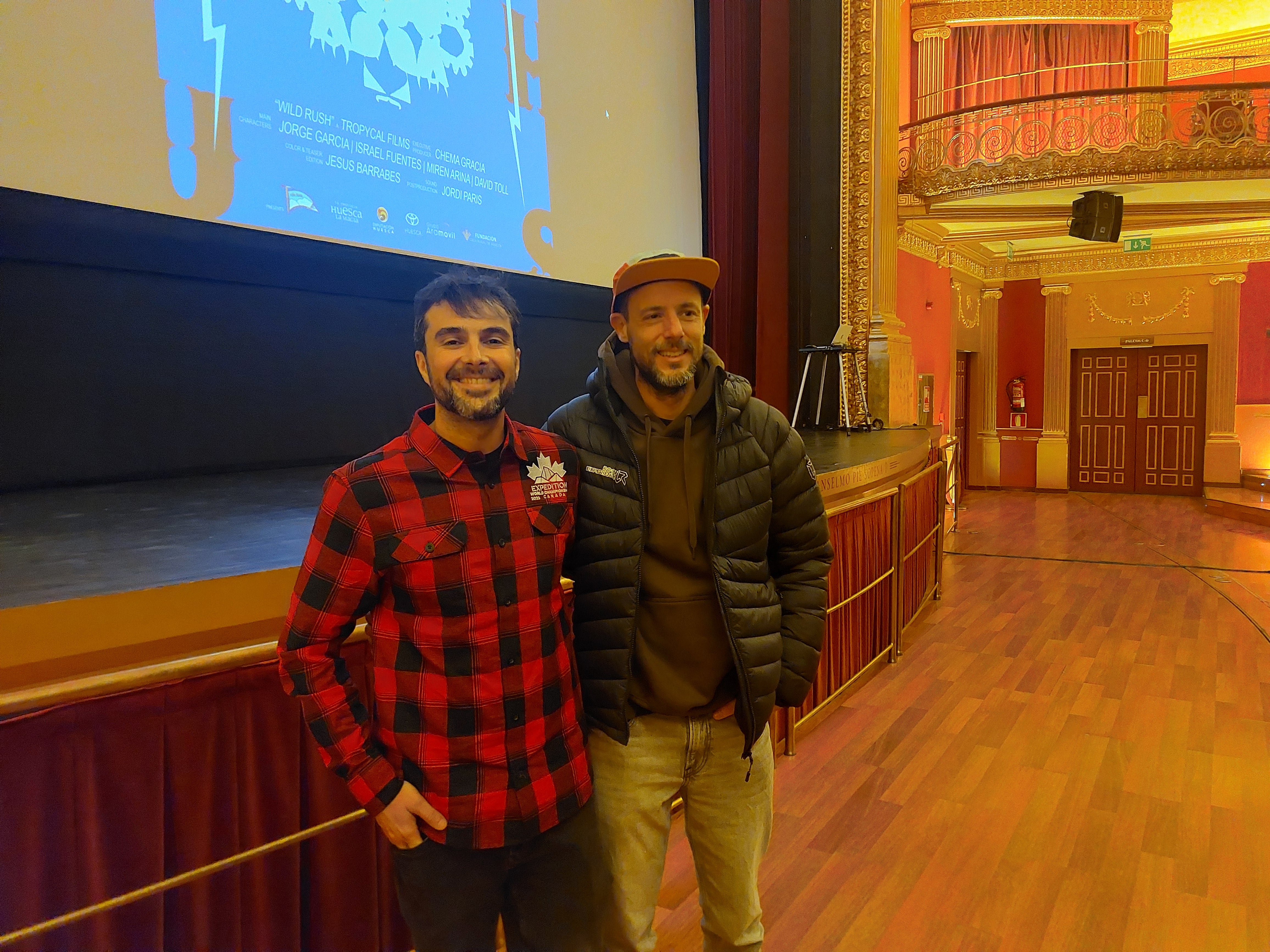 Chema Gracia, a la derecha, de Tropycal Films en la presentación del documental