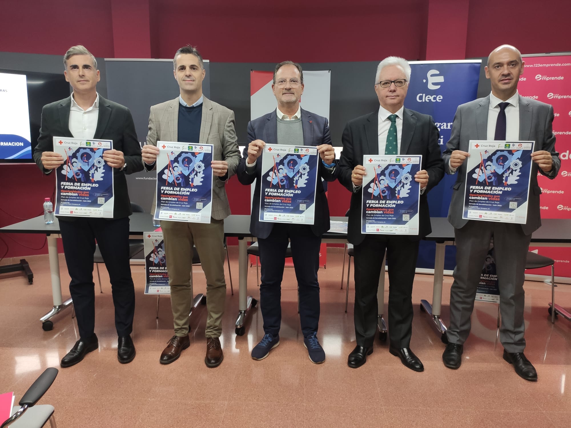 Francisco López de la Fundación Fulgencio Meseguer; el diputado de Empleo y Empresa Luis Miguel Carmona; el vicepresidente de Cruz Roja Jaén, Miguel Ángel Maldonado; Juan Gallego de Caja Rural en Jaén; y Federico Díaz de la empresa Clece.