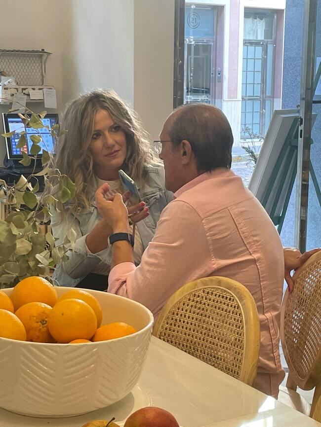 Juan José Blanco, Capitán de Marina Mercante y Ana Gil, periodista de la Cadena SER de Huelva, en la Pastelería La Grosera de Huelva