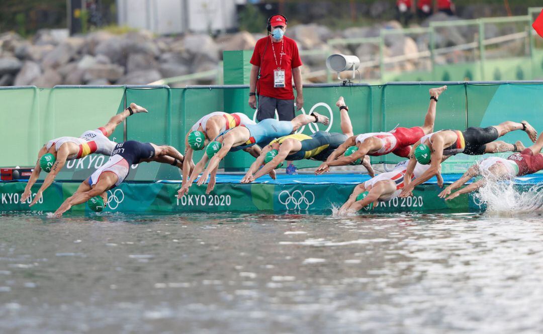 Mario Mola (i) y Fernando Alarza (3-i) de España compiten en la prueba triatlón masculina