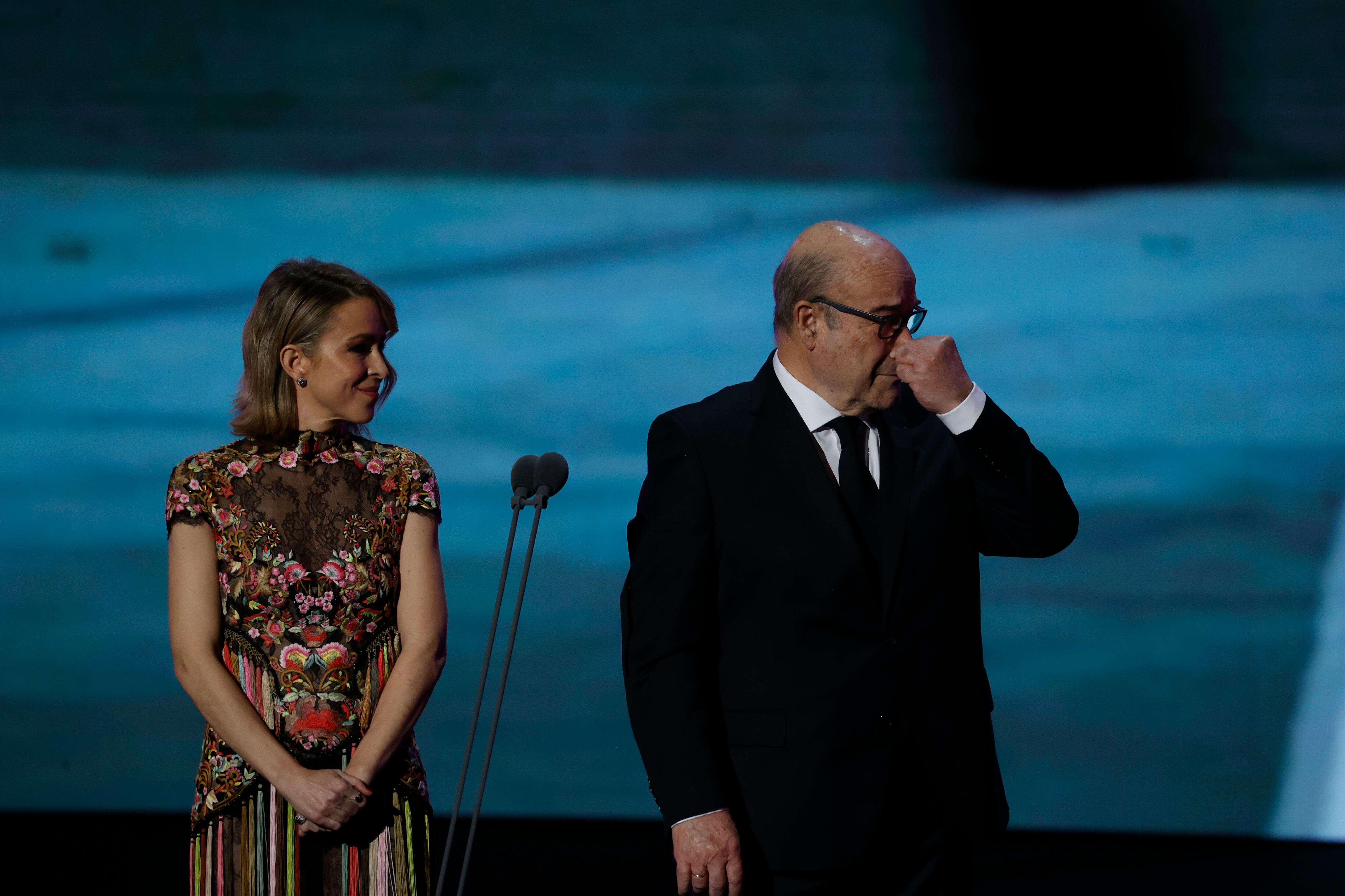 Los actores Silvia Abascal y Antonio Resines durante el homenaje que se brinda a la actriz Verónica Forqué en la gala de entrega de los Premios Forqué que se celebró este sábado en el Palacio Municipal del IFEMA, en Madrid.