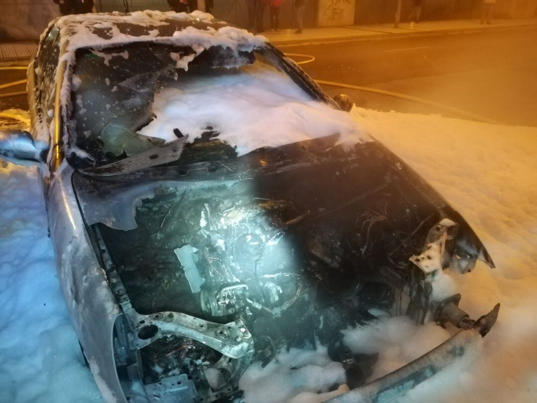 El coche quedó completamente afectado por las llamas