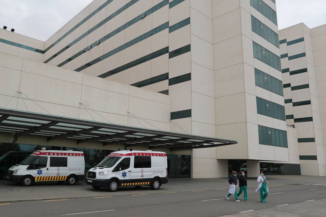 Personal sanitario se toma un descanso frente al Hospital Universitario la Fe de Valencia, uno de los centros públicos valencianos de referencia para el tratamiento de los pacientes afectados por coronavirus en Valencia