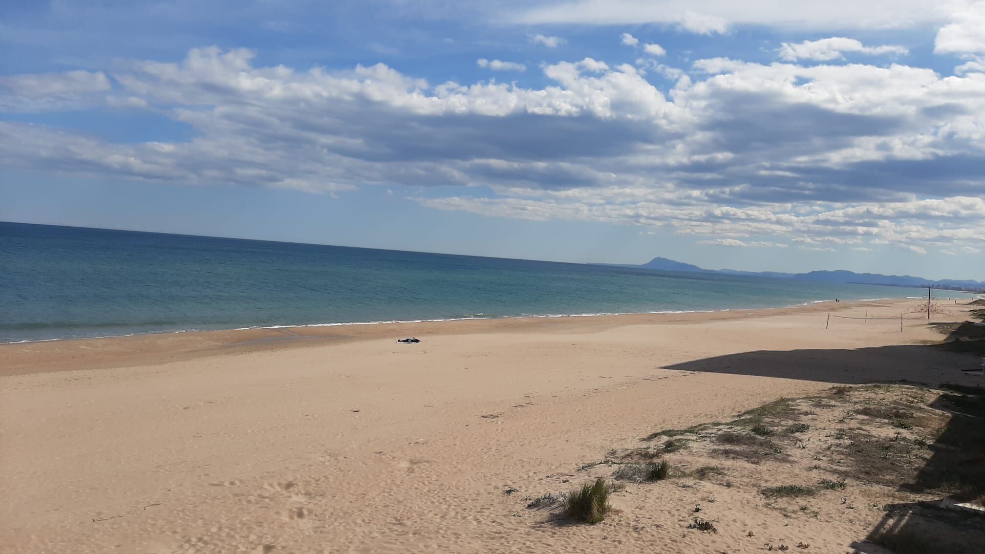 Algunas nubes en el cielo de la Playa de Tavernes.