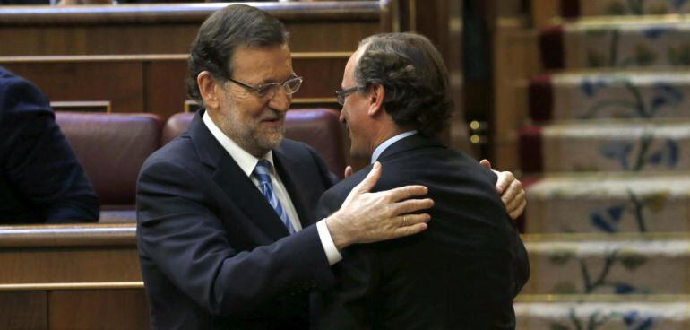 Rajoy felicita a Alfonso Alonso tras su nombramiento como ministro de Sanidad, en una imagen de archivo