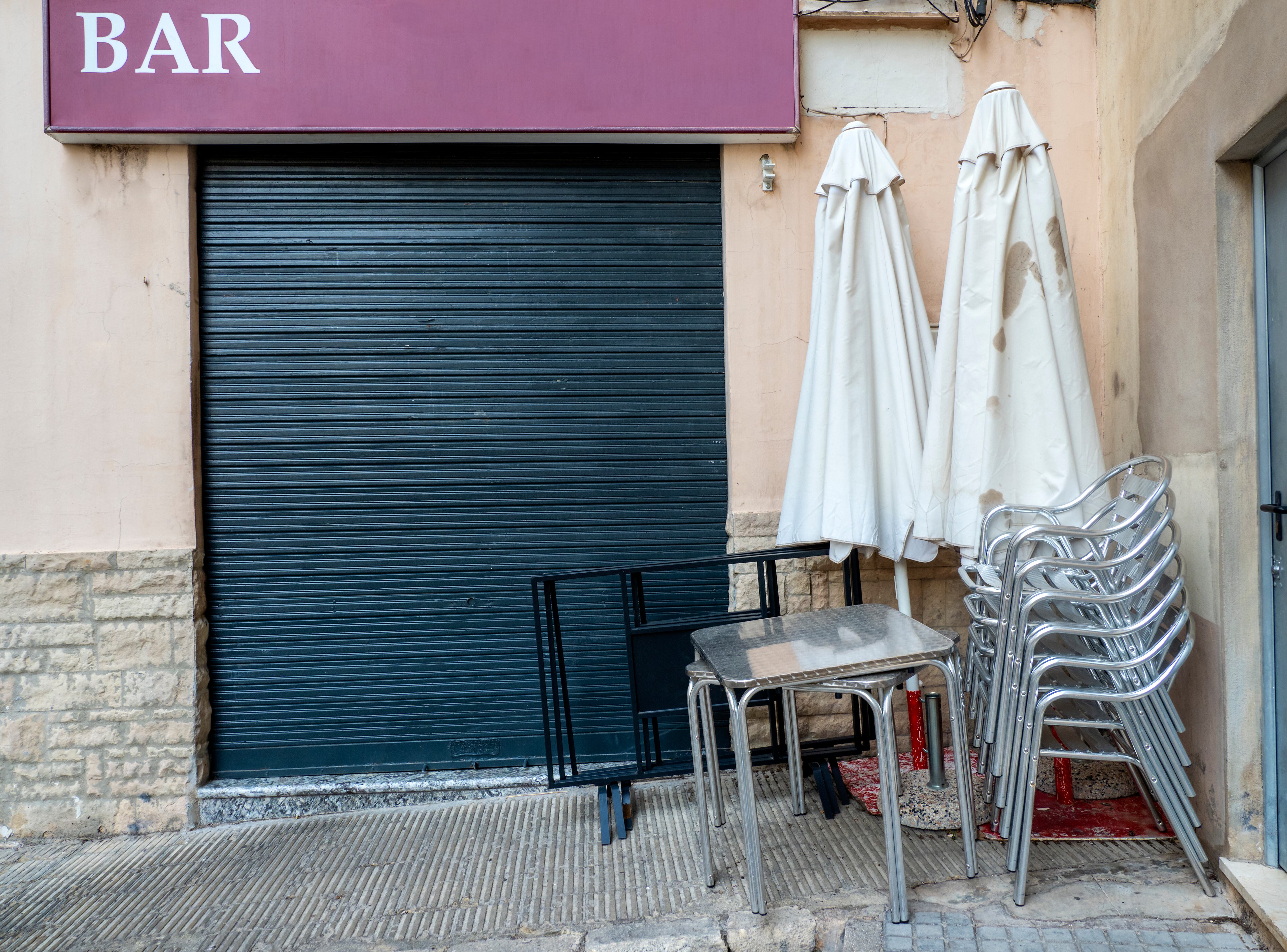 Terraza de un bar cerrado