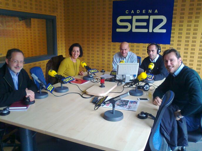 Manuel Saravia (IU), Mercedes Cantalapiedra (PP), Carlos Flores, José Mª Francisco y Óscar Puente (PSOE), en el estudio central de Radio Valladolid.