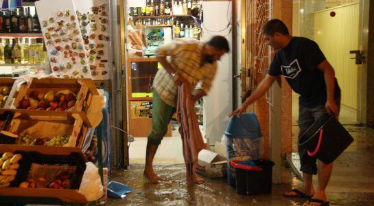 Els baixos d'un local queden inundats.