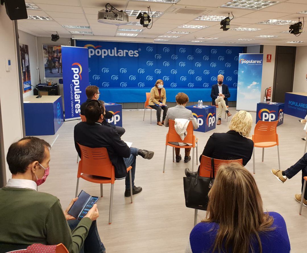 La presidenta del PPCV, Isabel Bonig, se ha reunido este sábado con representantes de la comunidad educativa. 