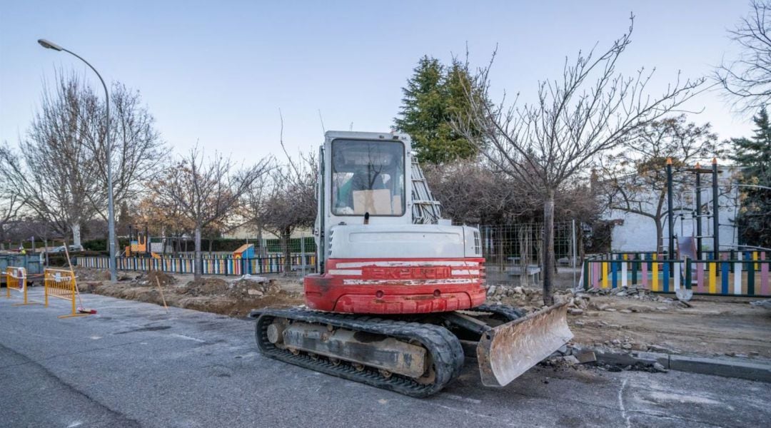 Obras de remodelación de las aceras en avenida de Andalucía