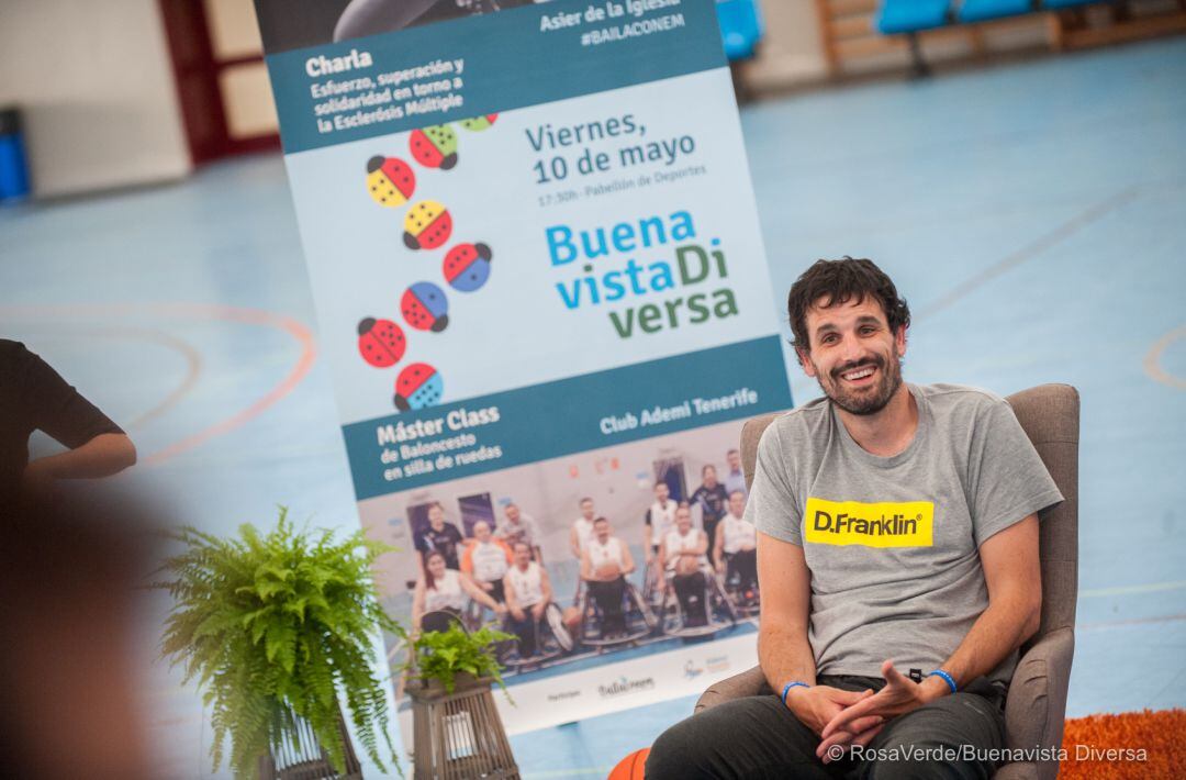 Asier De la Iglesia durante su ponencia &quot;Esfuerzo, superación y solidaridad en torno a la Esclerosis Múltiple&quot;