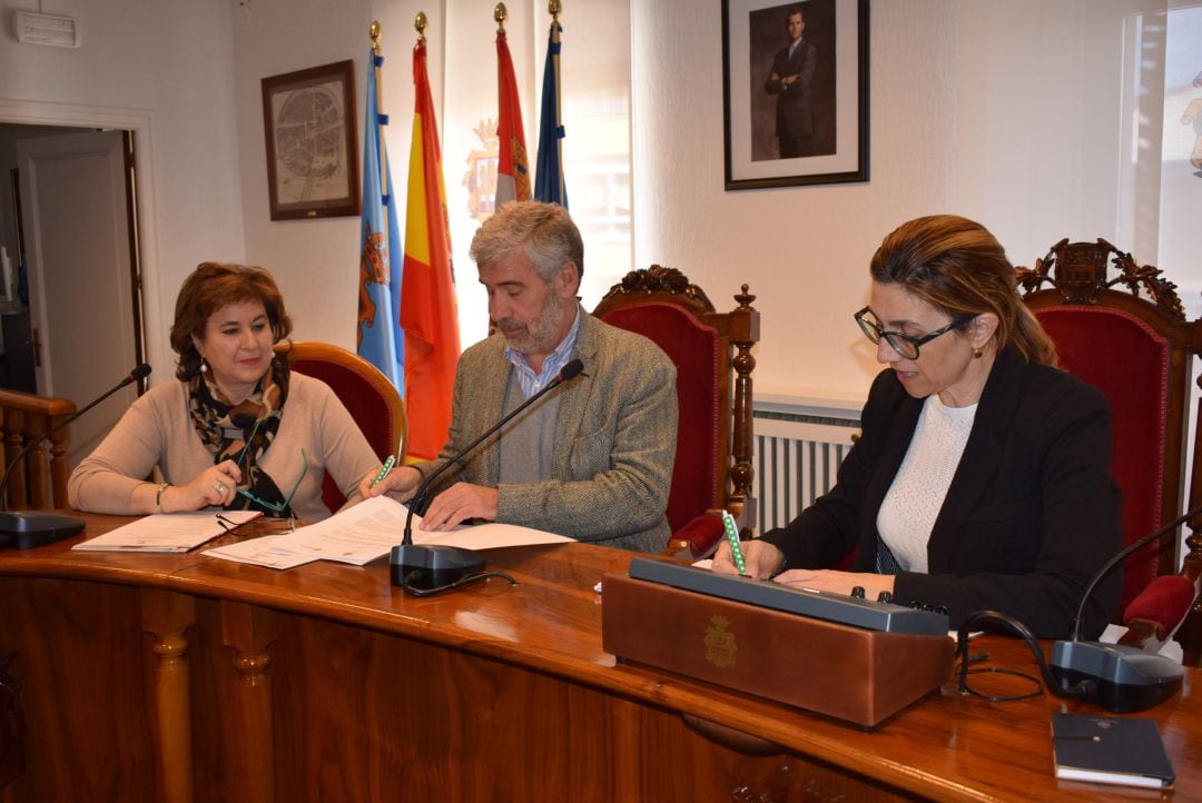 Jorge Simón, director de Cáritas Diocesana de Burgos, y la alcaldesa de Aranda, Raquel González, firman el concierto en presencia de Guadalupe Cuadrado, coordinadora de Cáritas Aranda 