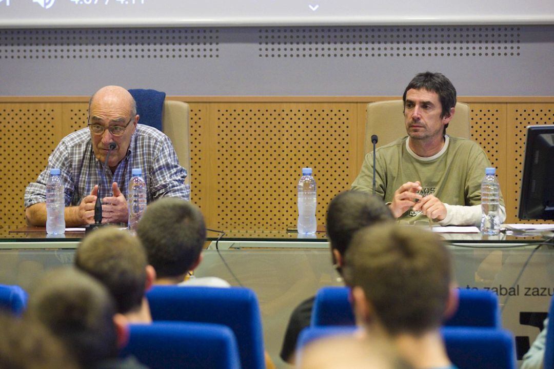 El expreso de ETA José Ramón López de Abetxuko (i) y el abogado de la izquierda abertzale Txema Matanzas, durante la charla