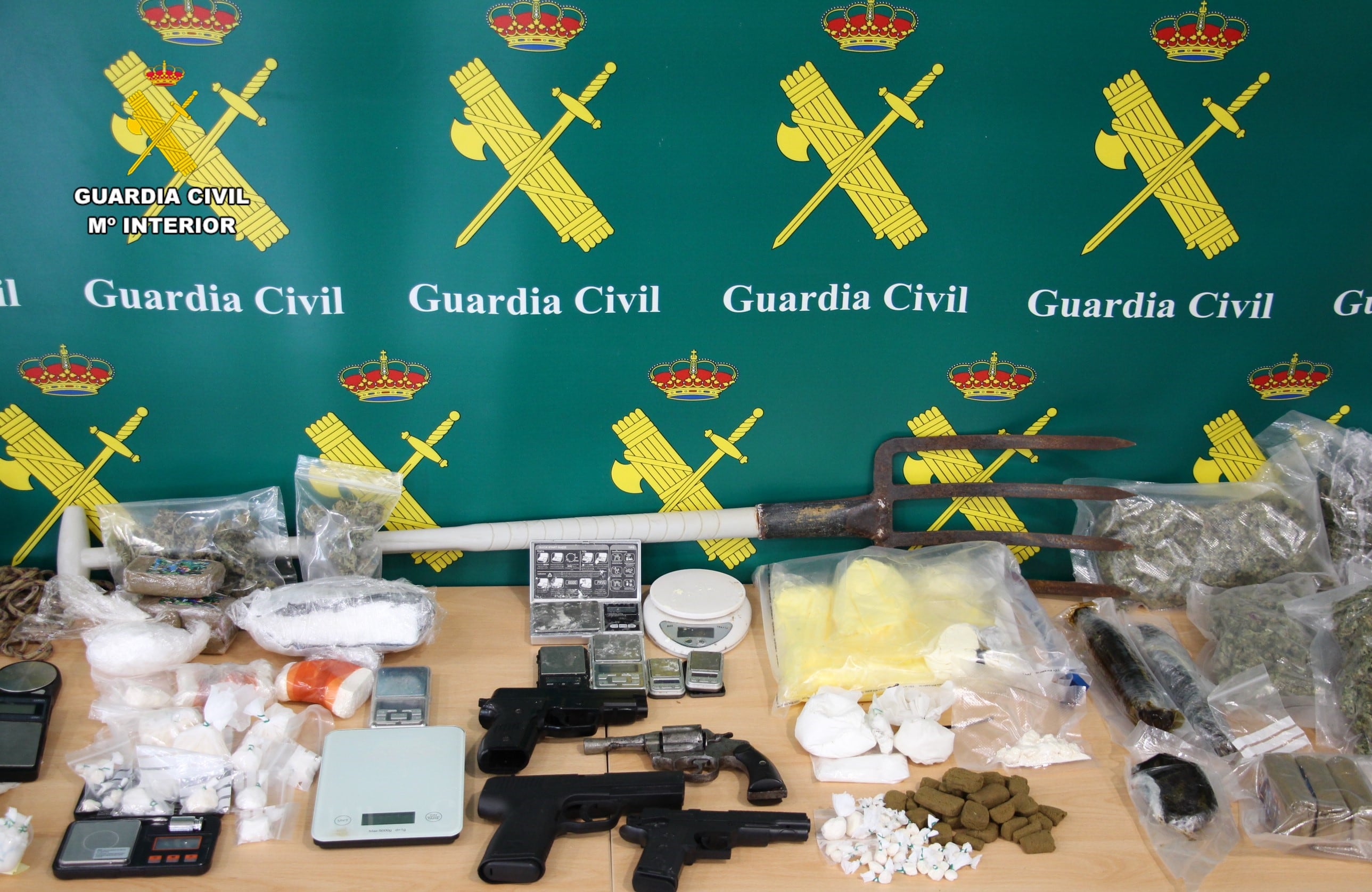 La Guardia Civil  intervino armas blancas, un revolver y tres pistolas simuladas.