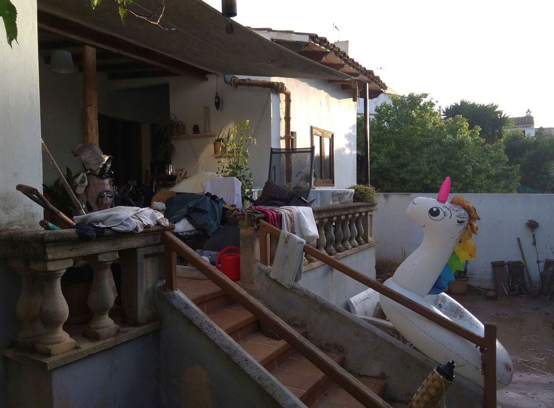 Vecinos, efectivos de los cuerpos de seguridad y voluntarios continúan los trabajos para tratar de recuperar la normalidad en el pueblo tras la torrentada del martes, que causó 12 víctimas mortales y por la que permanece desaparecido un niño de 5 años. 