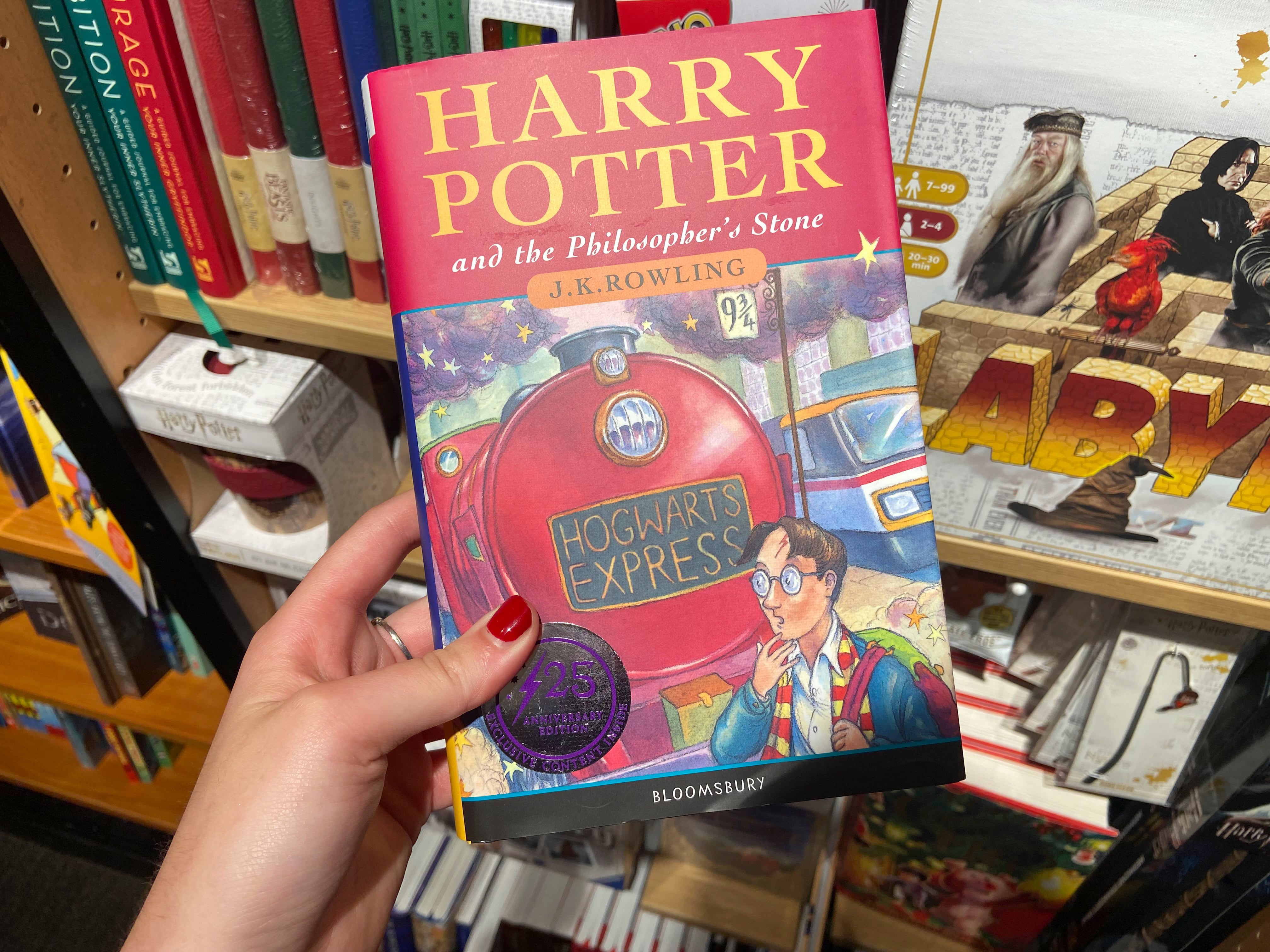 Ejemplar de la saga de libros Harry Potter en una librería londinense.