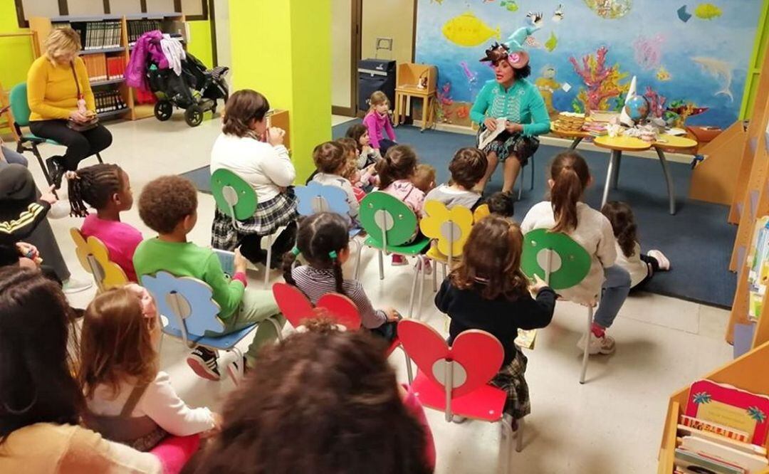 Una de las actividades de cuentos en Gandia