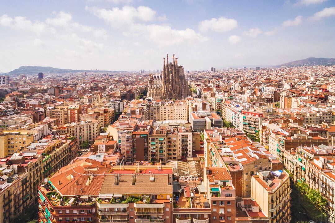 Vista aérea de la Catedral de La Sagrada Familia y el paisaje urbano de Barcelona