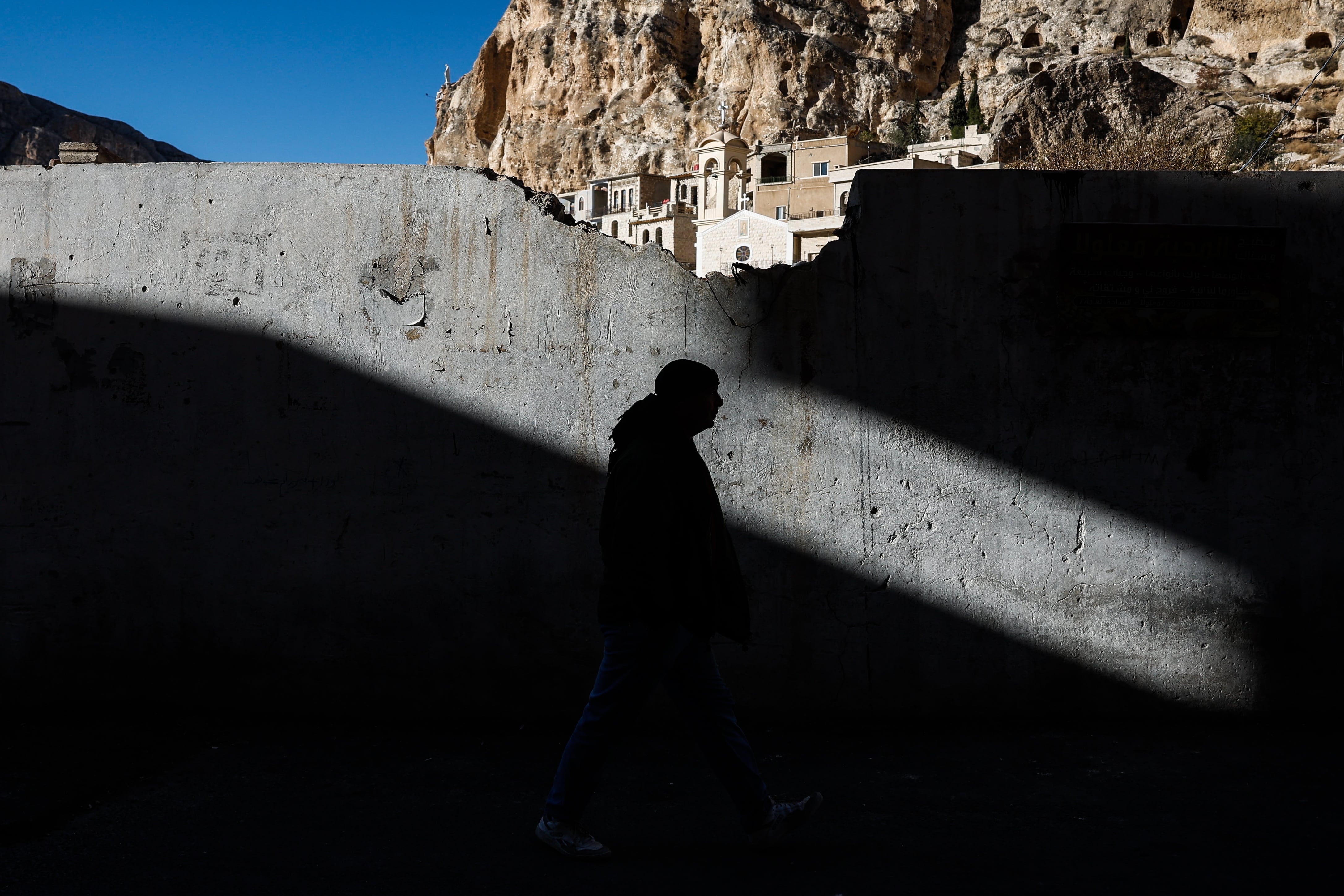 A hombre camina en Maaloula, a unos 55 kilómetros de Damasco