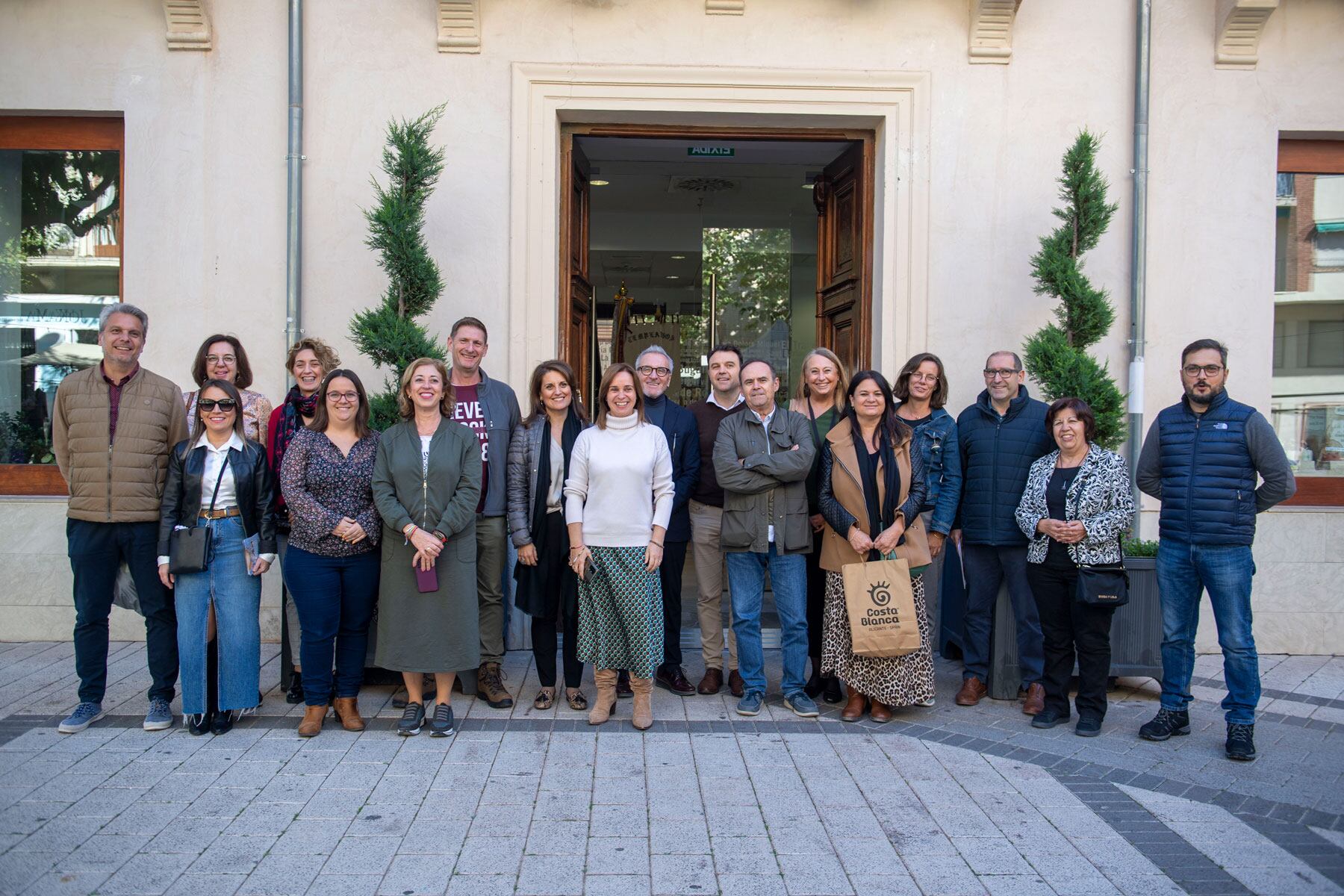 L&#039;alcaldessa de Xixona Isabel López junt als participants en la fan trip