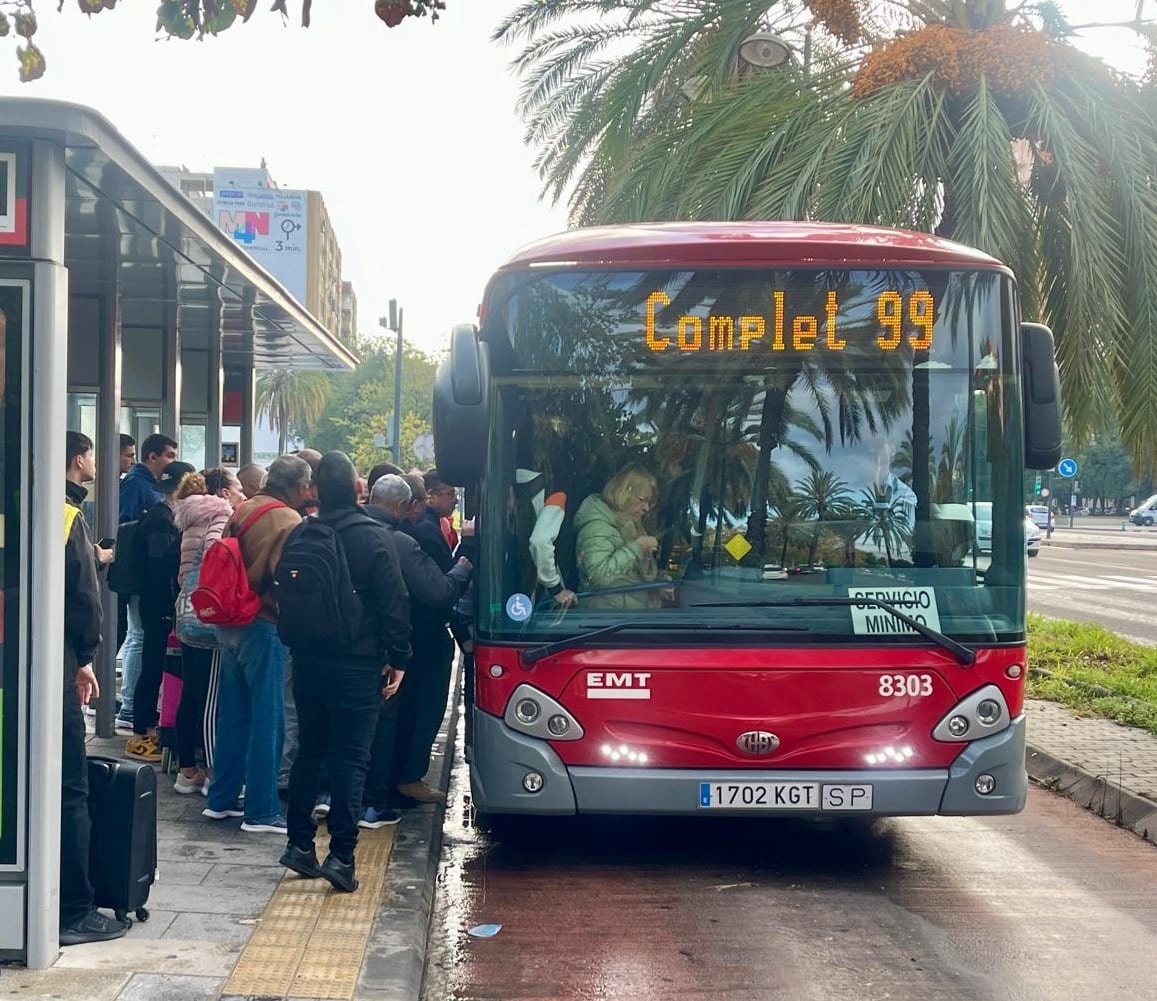 Los autobuses de EMT Valencia han ido especialmente llenos este lunes como consecuencia de las huelga de transporte de pasajeros convocada este lunes