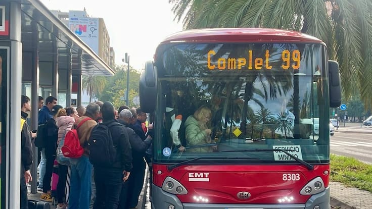 Usuarios de la EMT muestran su descontento con los tiempos de espera