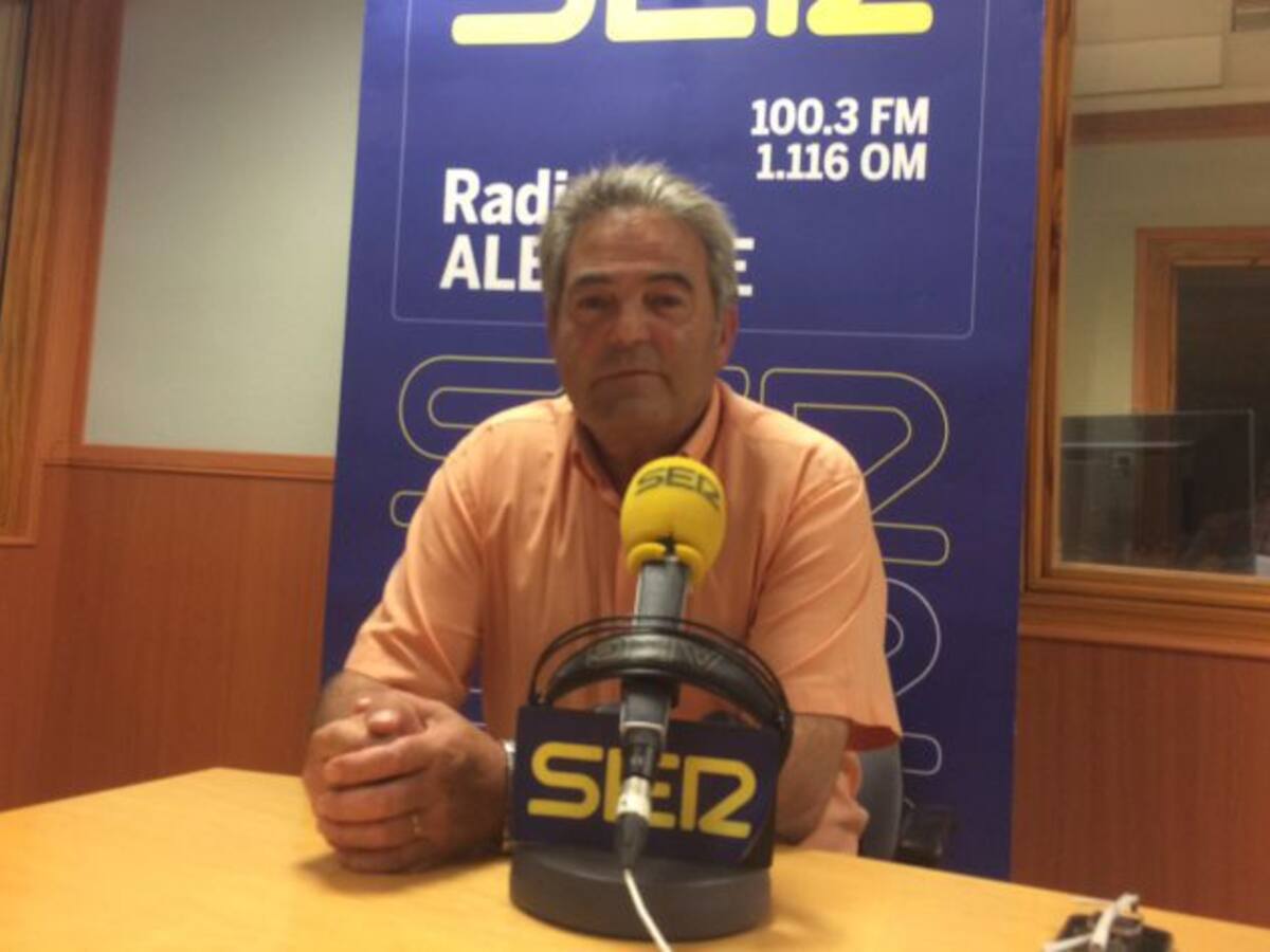 Dimite Juan Gil como diputado del SEPEI