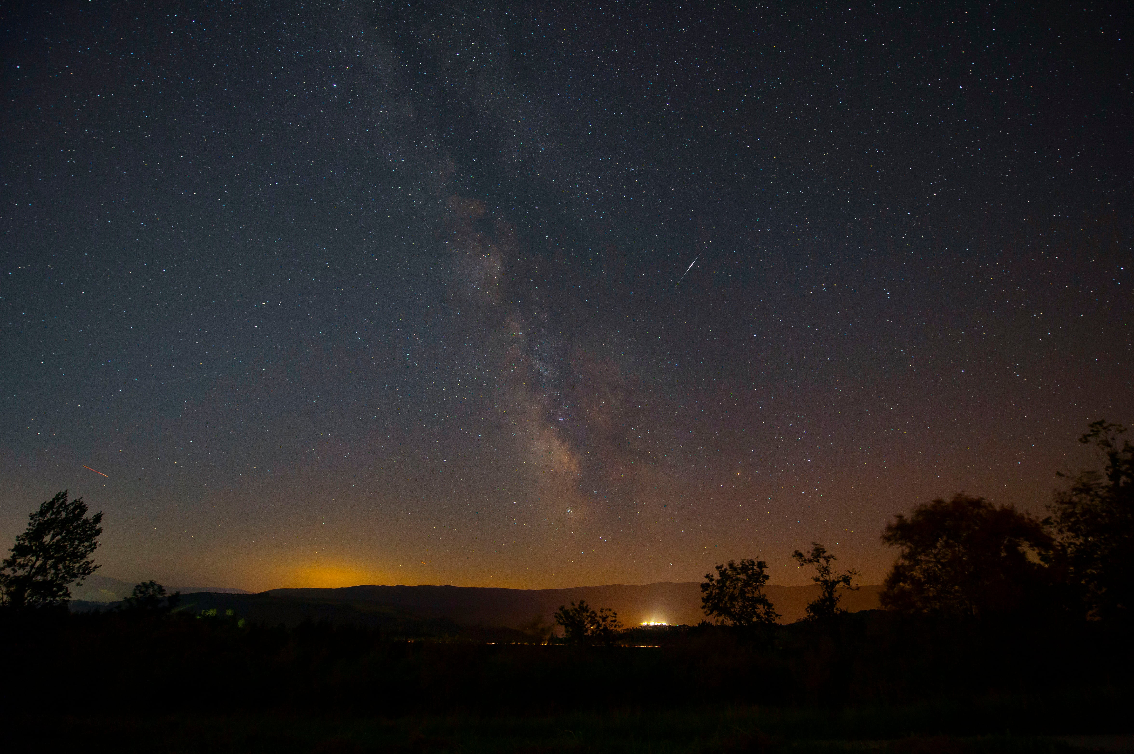 Lluvia de perseidas en una foto de archivo