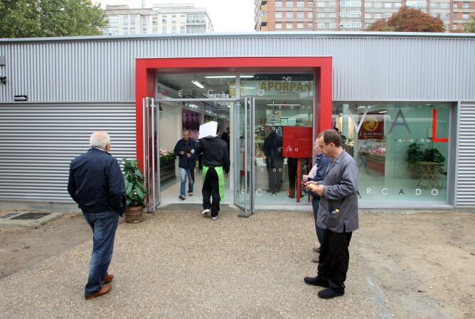 Aspecto exterior del mercado provisional situado en la Plaza del Poniente (Valladolid)