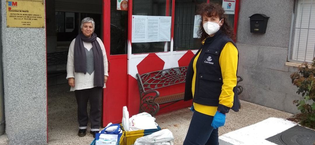 Voluntarias en la recogida de material en el CEIP Pico de la Miel