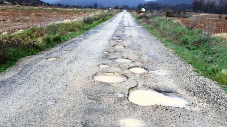 Estado del camino hace algunos meses, antes de que los vecinos parchearan algunos baches.