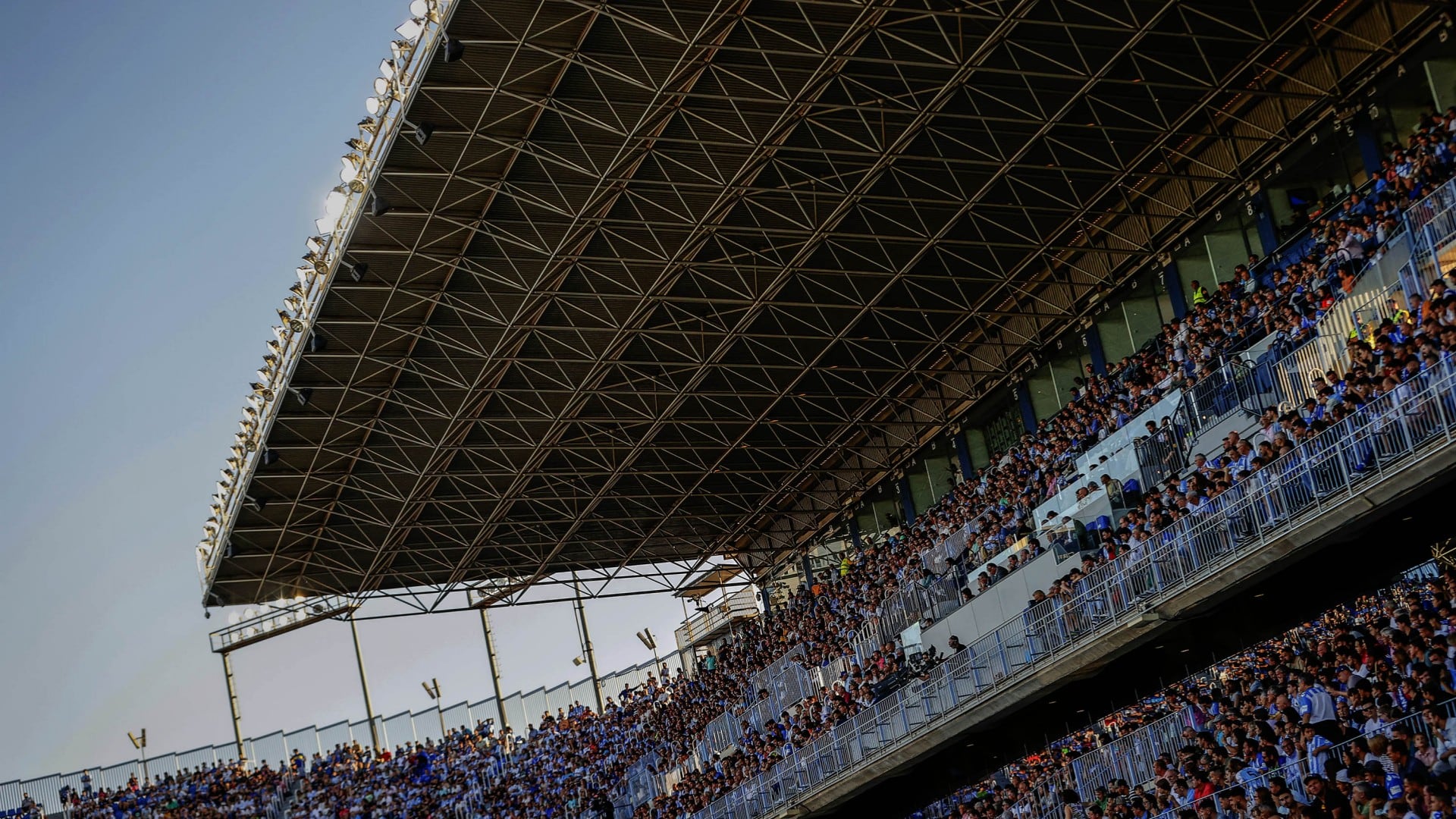 El Málaga disputa este sábado el último partido de Liga ante el Ibiza en La Rosaleda y busca un buen ambiente