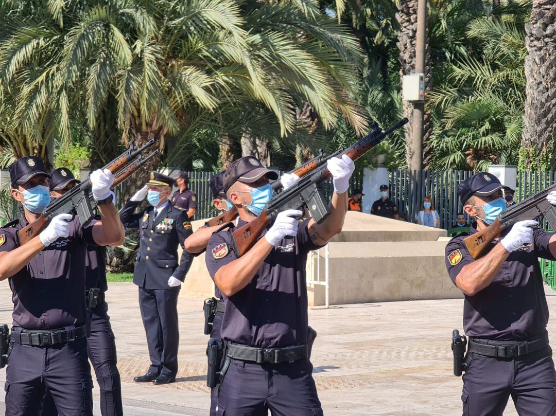 Agentes en el homenaje por la pandemia