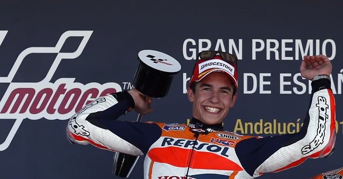 Marc Márquez celebra su victoria en el podio del circuito de Jerez.