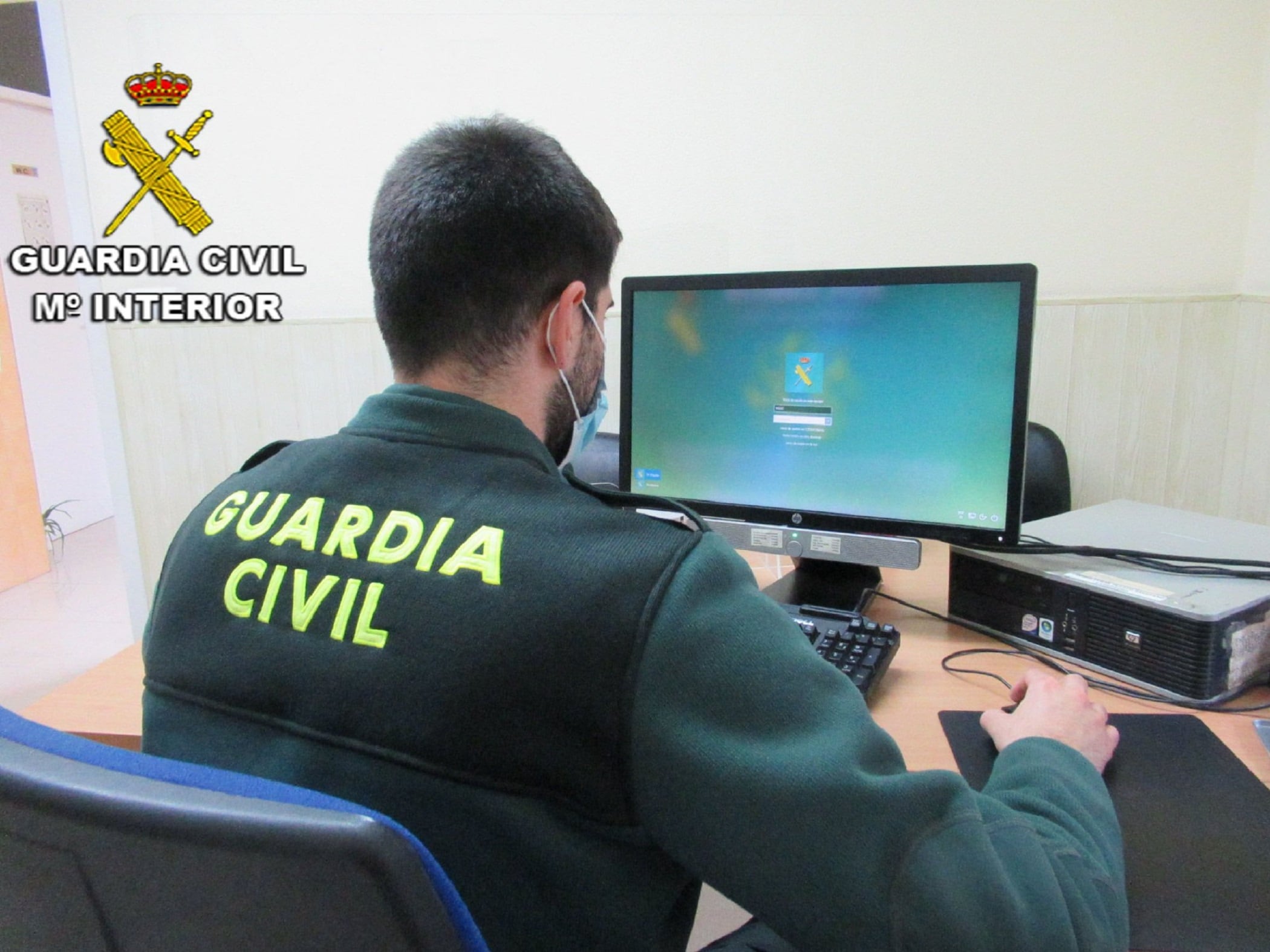 La Guardia Civil ha detenido a un grupo de cinco personas impliacadas en tres ciberestafas, una de ellas detenida en Fuenlabrada.