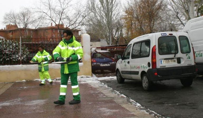 Los consistorios han repartido ya toneladas de sal por todo el sur de Madrid